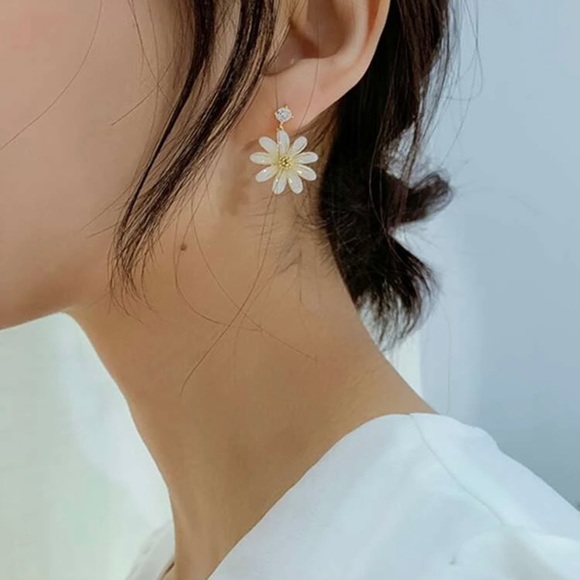 925 Sterling Silver Daisy Flower Rhinestone Stud Earrings - Picture 2 of 5